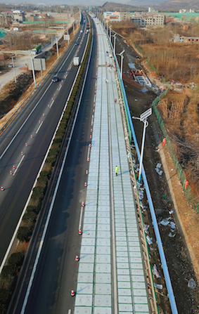 中國(guó)首條太陽(yáng)能高速公路年底通車丨除了充電還能融雪