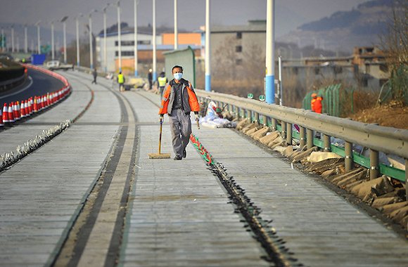 中國(guó)首條太陽(yáng)能高速公路年底通車丨除了充電還能融雪