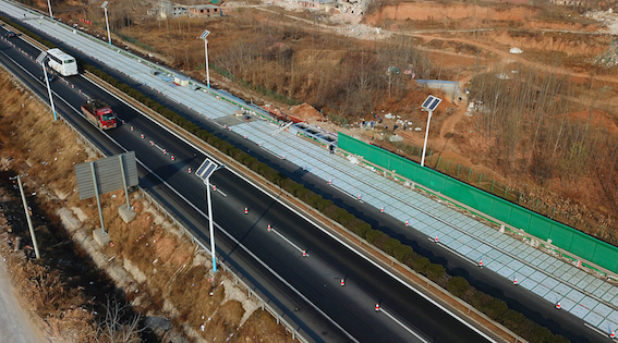 中國(guó)首條太陽(yáng)能高速公路年底通車丨除了充電還能融雪